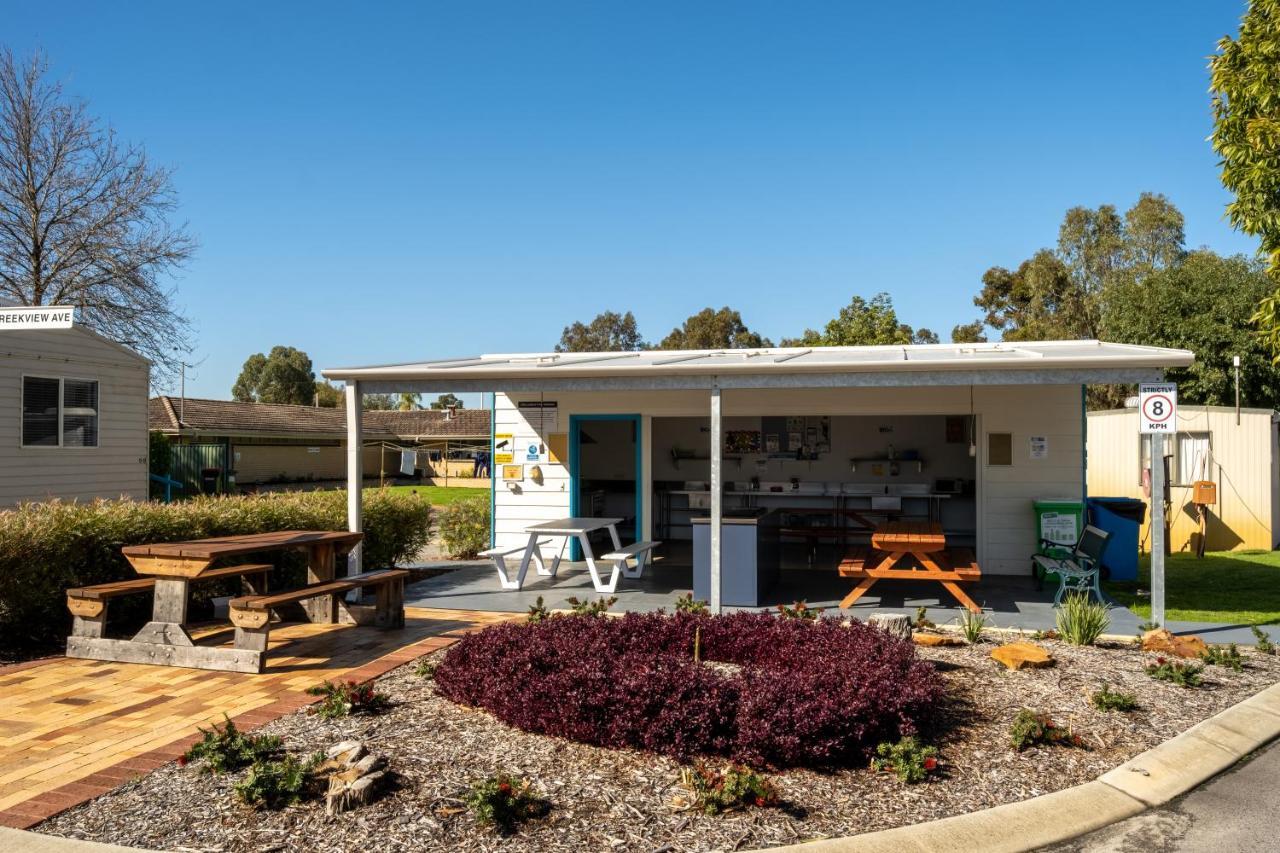 Отель Big4 Perth Midland Tourist Park Middle Swan Экстерьер фото